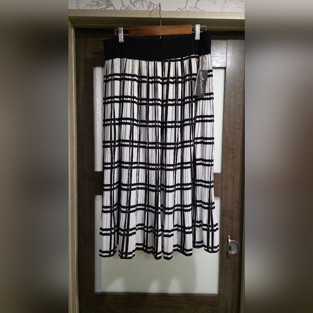 Metro Wear Black and White Checkered A-Line Pleated Skirt